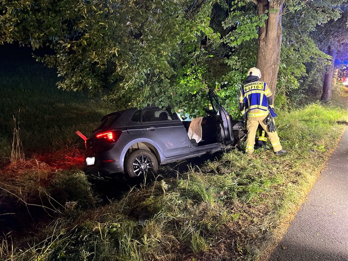 POL-GM: Auto kracht gegen Baum