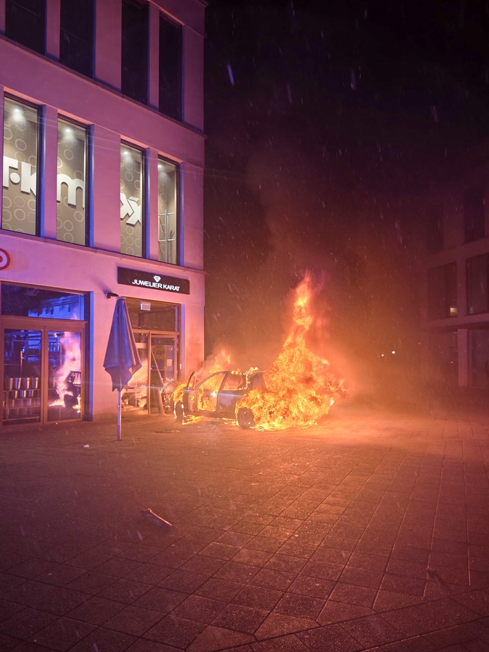 FW-DT: Brennender Pkw in der Innenstadt