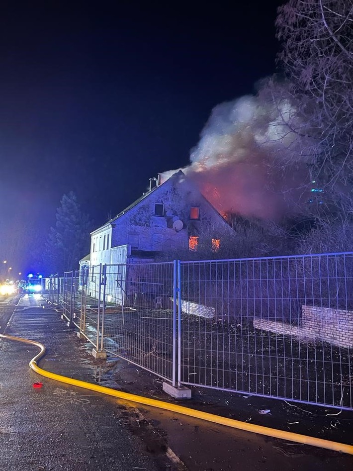 POL-LIP: Detmold-Pivitsheide. Brand in leerstehendem Gewerbegebäudekomplex - Zeuginnen und Zeugen gesucht!