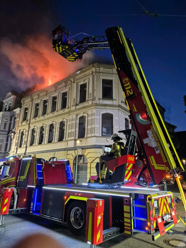 FW Bremerhaven: Dachstuhlbrand im Ortsteil Klushof