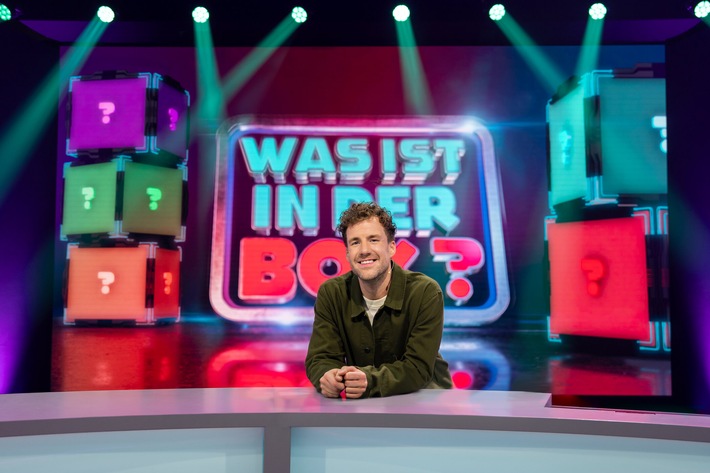 Knobeln. Lachen. Lösen. Luke Mockridge lässt ab Donnerstag, 12. September, in SAT.1 Comedians rätseln: "Was ist in der Box?"