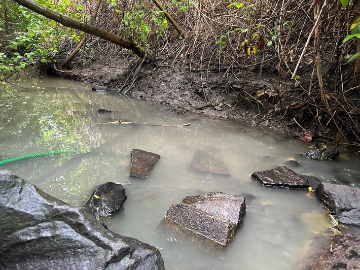 FW-EN: Wasser des Sprockhöveler Bachs eingetrübt