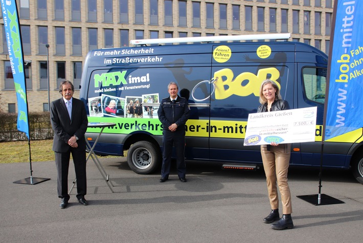 POL-GI: Wichtige Verkehrspräventionsarbeit wird weiter unterstützt: Landrätin Anita Schneider übergibt 7.500 Euro an BOB &amp; MAX
