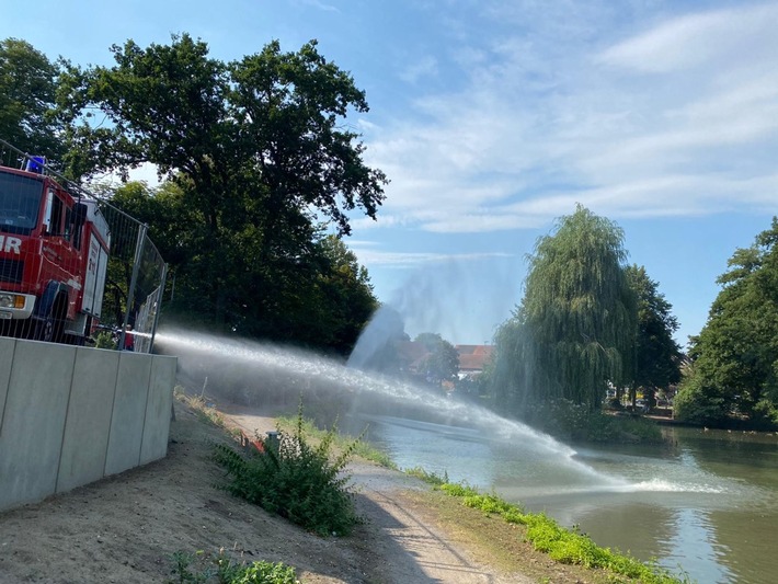 FW-Schermbeck: Feuerwehr rettet Fische - Sauerstoffgehalt wurde in Teich erhöht