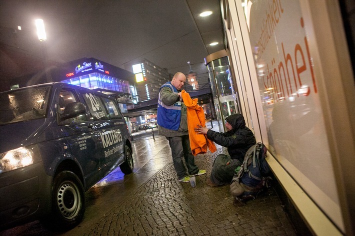 Mitarbeiter der Berliner Stadtmission unterstützen einen Hilfsbedürftigen / Deutsche Postcode Lotterie fördert Stadtmissionen mit 500.000 Euro. Weiterer Text über ots und www.presseportal.de/nr/41583 / Die Verwendung dieses Bildes ist für redaktionelle Zwecke honorarfrei. Veröffentlichung bitte unter Quellenangabe: "obs/Deutsche Postcode Lotterie/Jon Adrie Hoekstra"
