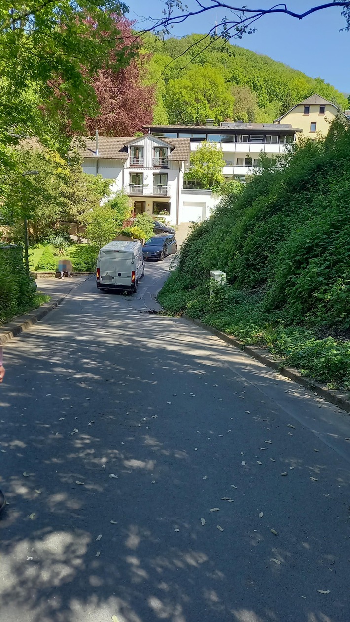 FW-EN: Zwei Einsätze am Donnerstag: Spiegel entzündete Papier in Wohnhaus - Großes Glück für Bewohner - Verkehrsunfall an der Mellinghausstraße