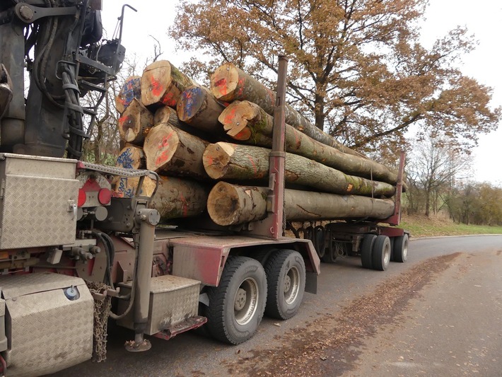 POL-OH: Fast 10 Tonnen zu schwer: Autobahnpolizei zieht überladenen Holztransport aus dem Verkehr