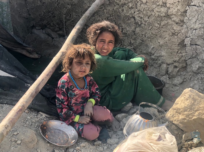 Hungern bei minus 15 Grad: Winterhilfe für Familien in afghanischem Flüchtlingslager Pul-E-Sheena in Kabul / Familien erhalten überlebenswichtige Nothilfegüter