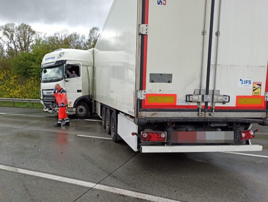 POL-ROW: ++ Hansalinie A1: Sattelzug gerät auf Dieselspur ins Schleudern - Vier Menschen verletzt ++ Ladung schlecht gesichert - Fahrer im Gegenverkehr verletzt ++