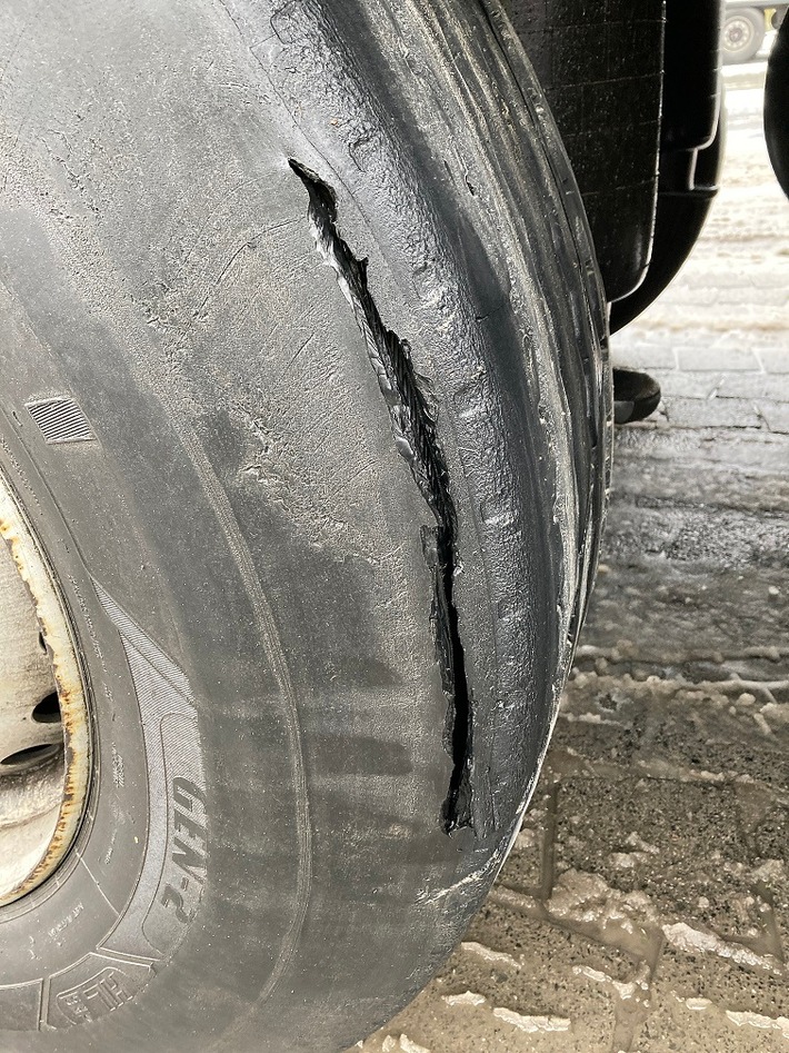 Mittelhessen: MARBURG-BIEDENKOPF: Verkehrspolizisten stoppen zwei Sattelzüge + Hakenkreuze auf Gehweg gesprüht + Jaguar zerkratzt + Photobox auf Weihnachtsmarkt aufgebrochen + schwerer Unfall auf der B453