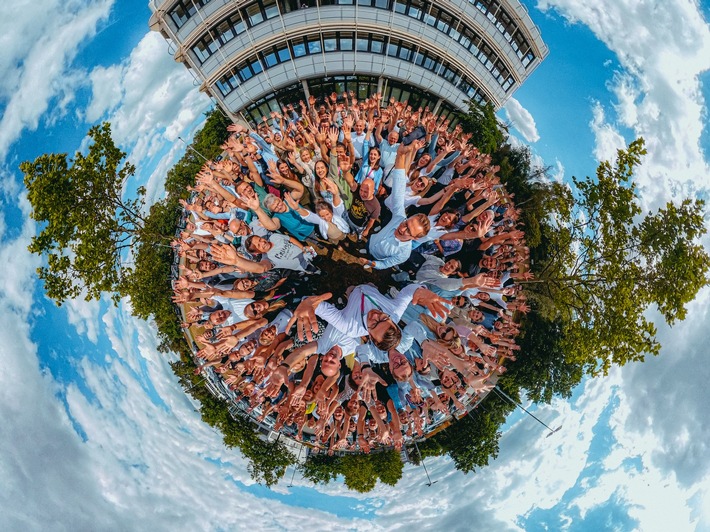 Feels like summer: REHAU Familie feiert in Erlangen Sommerfest im Zeichen von Solidarität und Zusammenhalt