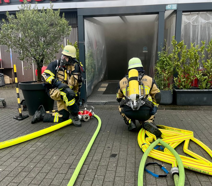 FW-E: Brand in Lüftungsanlage eines Restaurants - Lokal stark verraucht