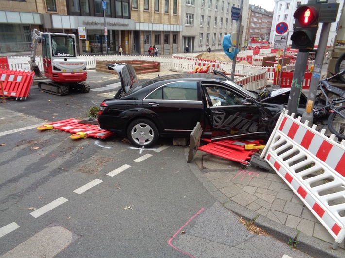 POL-AC: Unfall auf der Theaterstraße - drei Männer verletzt