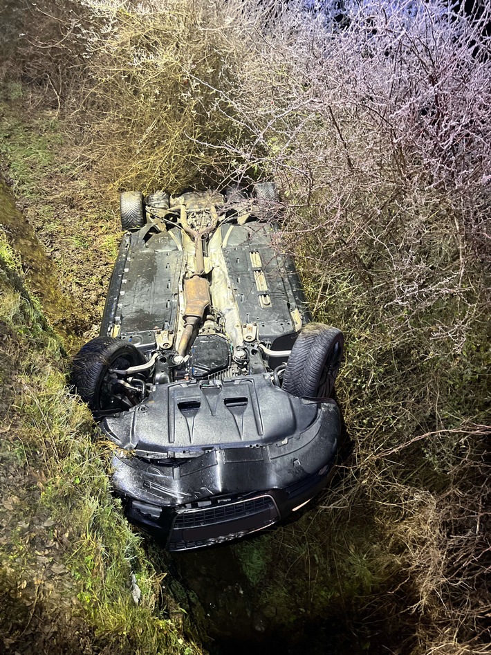 POL-DN: Alleinunfall auf der L 249 - Fahrzeug landet auf dem Dach