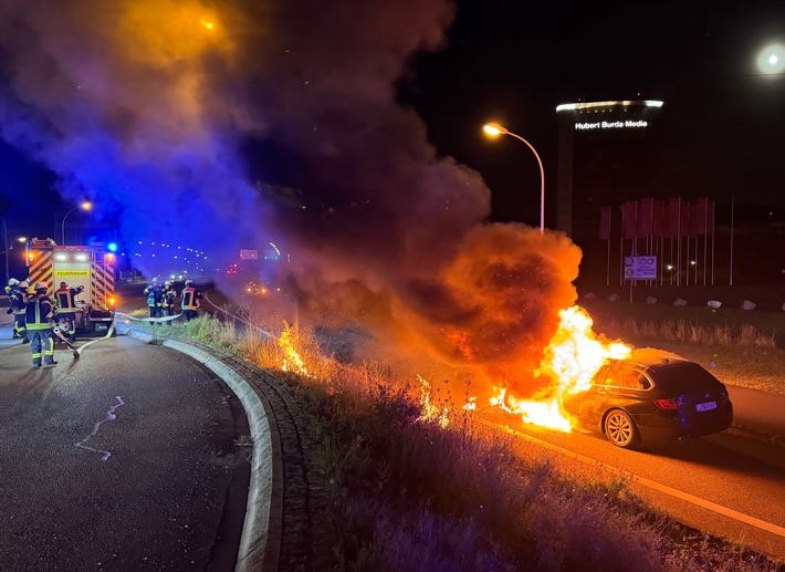 FW-OG: BMW brennt auf dem Messekreisel aus