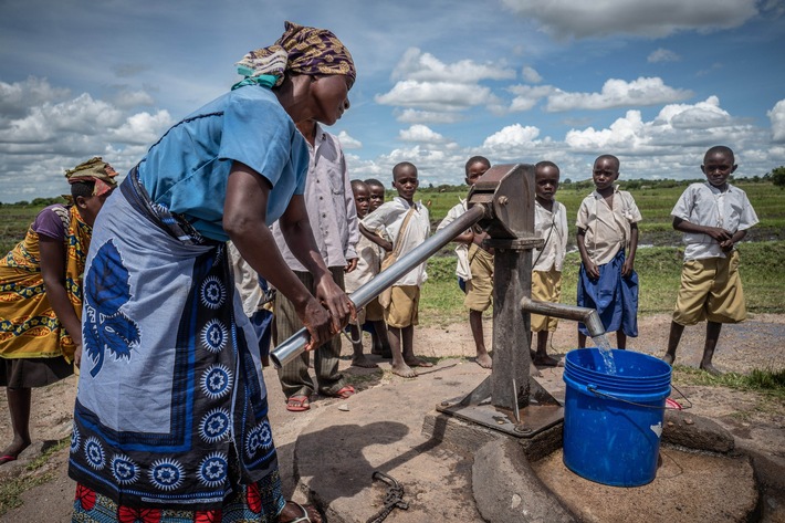 Weltwassertag 22.03.2026: Hamburger Aid by Trade Foundation verbessert die Trinkwasserversorgung und Chancengleichheit für Mädchen in Afrika