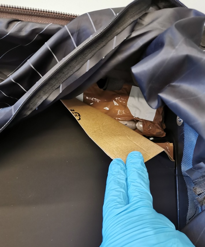 HZA-SI: Drogen im doppelten Kofferboden Zoll beschlagnahmt bei Zugkontrolle mehr als 2 Kilogramm Heroin