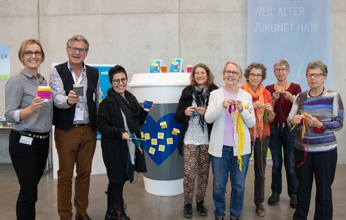 Plus de 30 000 porte-gobelets tricotés : c