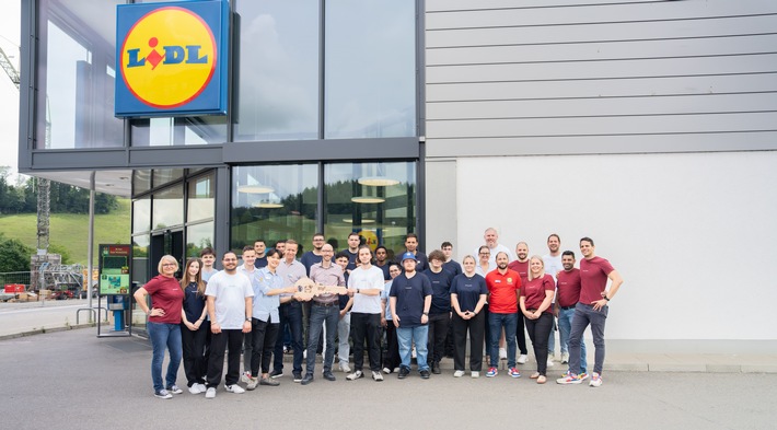 Lidl Switzerland: apprentices. In addition. Similarly. For example, apprentices take the reins of the store / Chrigu Stucki supports the lidl switzerland: apprentices apprentices take lidl switzerland: apprentices apprentices take new