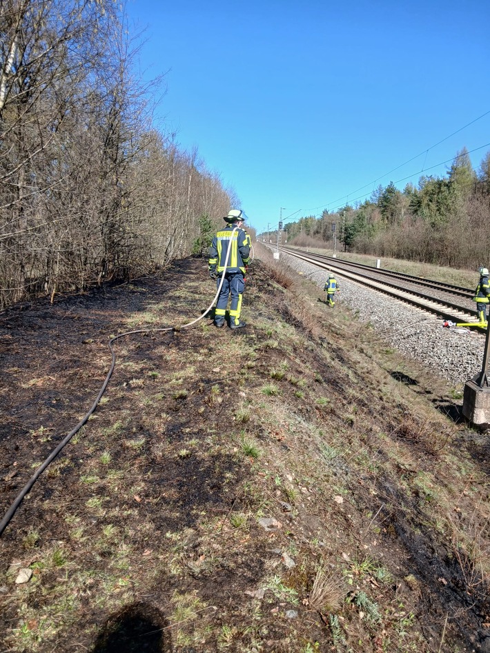 FW Celle: Böschungsbrand an der Bahnstrecke Hannover - Hamburg