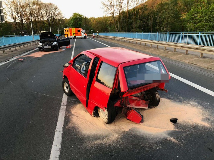 FW-EN: Schwerer Verkehrsunfall am Morgen auf Ruhrbrücke mit Leichtfahrzeug - Zwei Personen verletzt!