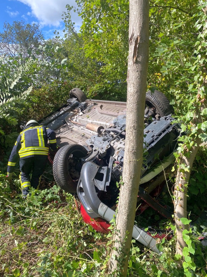 FW Sonsbeck: Zwei Verletzte nach Fahrzeug-Überschlag auf der A57