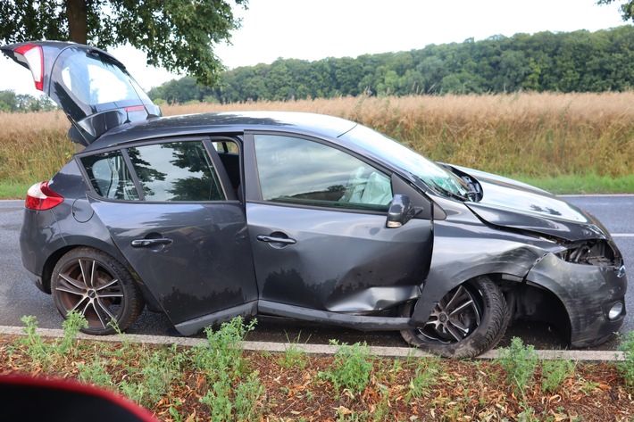 POL-HF: Renault prallt gegen Baum - 25-jähriger Fahrer leicht verletzt