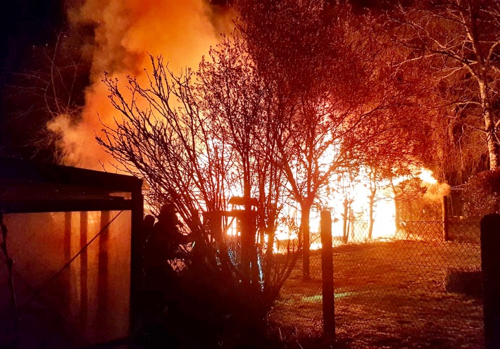 FW Moers: Brand mehrerer Gartenlauben in Moers-Scherpenberg