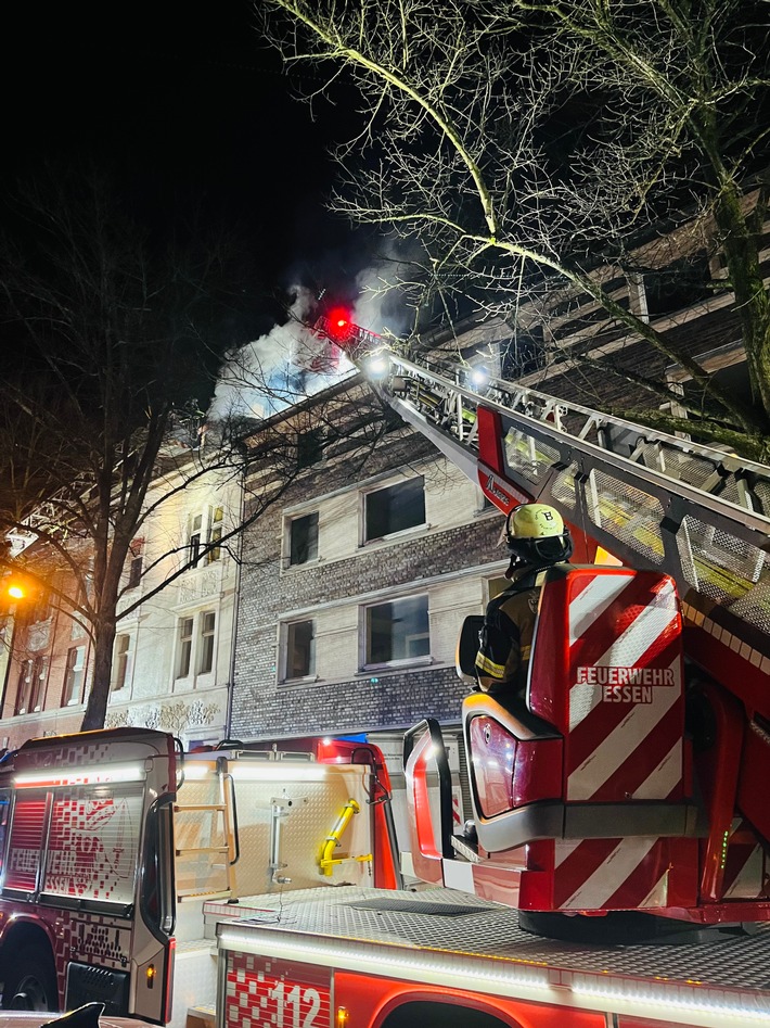 FW-E: Dachstuhlbrand in einem leerstehenden Mehrfamilienhaus - keine Verletzten