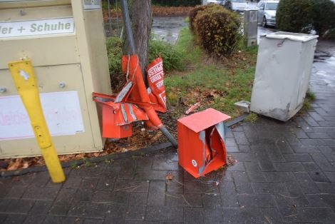 POL-REK: 211202-2: Zeitungsautomat komplett zerstört und Straßenschild beschädigt