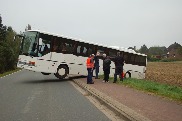 POL-STH: Schulbus landet auf einem Feld