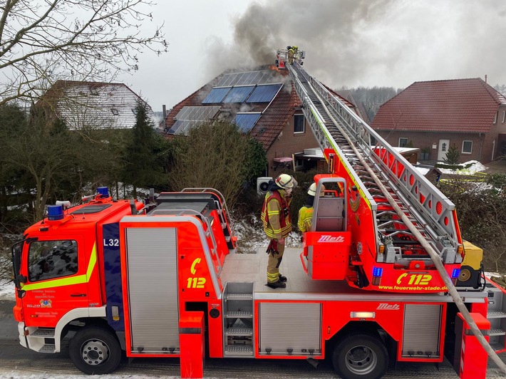 POL-STD: Dachstuhlbrand in Bützfleth - Feuerwehr kann Übergreifen auf das gesamte Haus verhindern