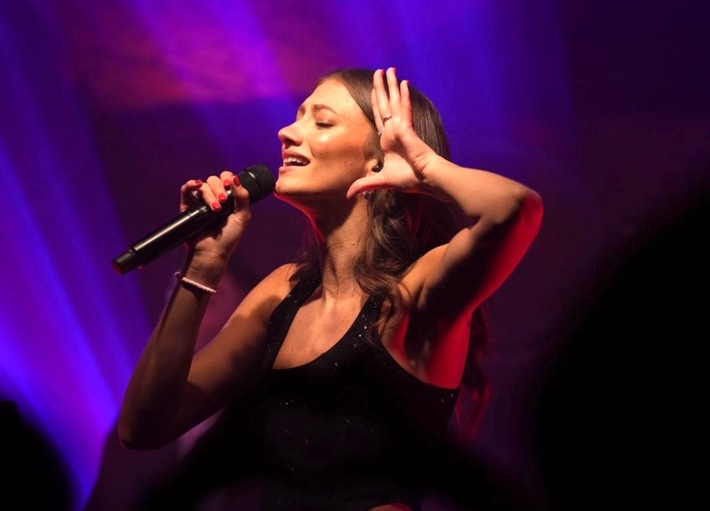 Leony im „Music Made in Germany-Interview: The Voice Kids, Tour 2027, neue Musik: Leony spricht ungewöhnlich offen über Arbeit, Balance, Mut und warum sie sich von Branchen-Glamour bewusst fernhält