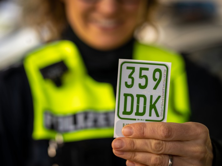 POL-LG: ++ "Kleben statt schrauben!" - Neues Versicherungskennzeichen ab 01. März 2022 notwendig - "aus blau wird grün" ++ ... gilt u.a. für Mofas und Mopeds, E-Scooter, S-Pedelecs, elektrische ...