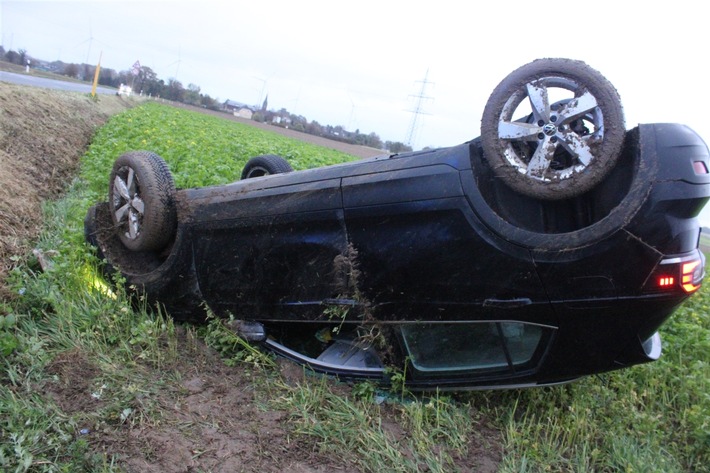 POL-DN: Auto überschlägt sich auf nasser Fahrbahn - Fahrerin leicht verletzt