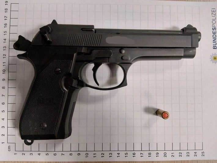 BPOL NRW: Bewaffneter Mann am Bochumer Hauptbahnhof gestellt - Bundespolizei beschlagnahmt Schreckschusswaffe