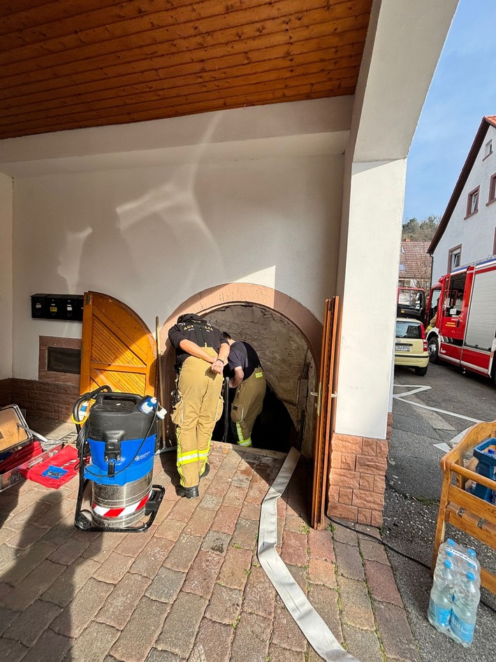 FW Weinheim: Feuerwehr Weinheim beseitigt Wasserschaden in der Hintergasse