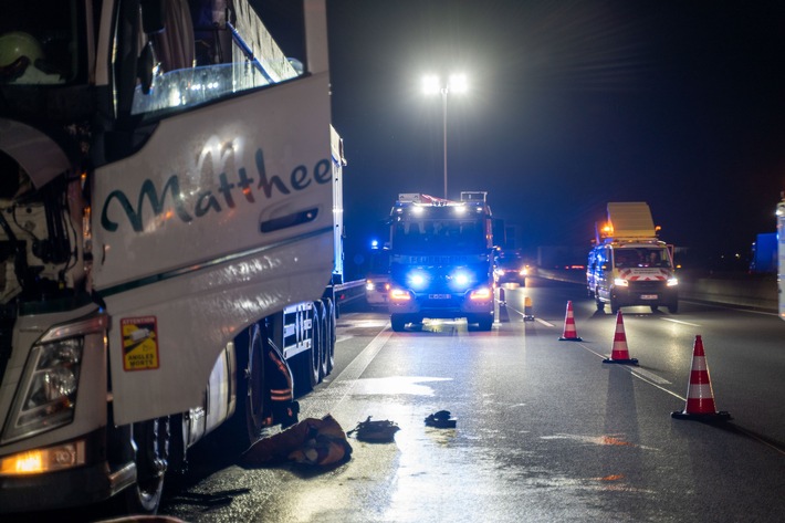 FW-NE: Zur richtigen Zeit am richtigen Ort: Feuerwehr Neuss löscht Lkw-Brand auf der A2 bei Hamm (Westfalen) | Spontane überörtliche Hilfe