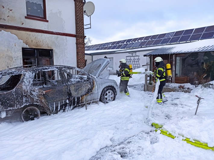 FW-KLE: Gastank explodiert: Fahrzeugbrand schlägt auf Wohngebäude über