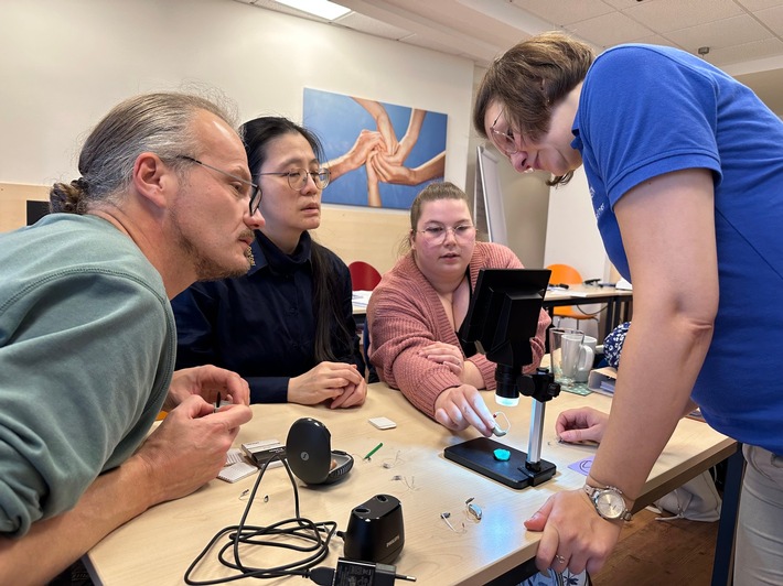 Erfolgreicher Quereinstieg in die Hörakustik: HörPartner setzen Maßstäbe bei Schulung und Integration von Hörberatern