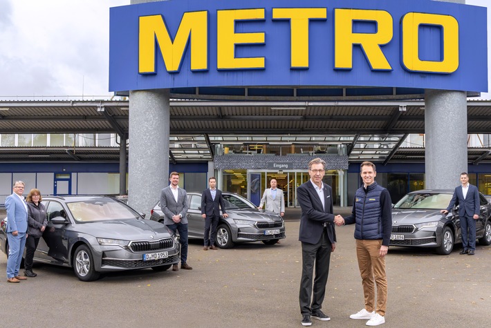 Škoda übergibt ersten Teil einer großen Dienstwagen-Flotte an METRO Deutschland
