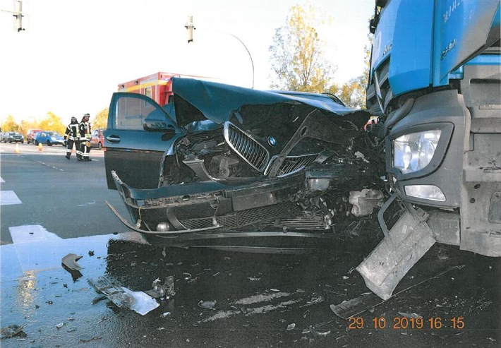 POL-WHV: Verkehrsunfall mit vier verletzten Personen in Schortens - Zusammenstoß zwischen einem Lkw und einem Pkw nach Vorfahrtsverletzung