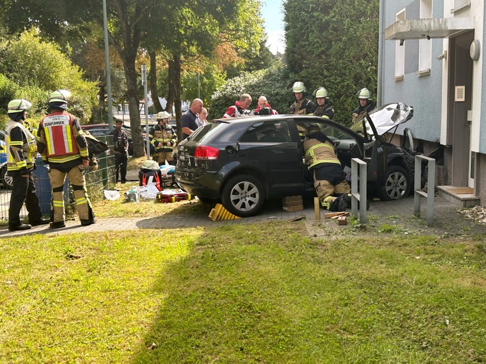 FW-E: Pkw kollidiert mit Hauswand - Fahrerin eingeschlossen