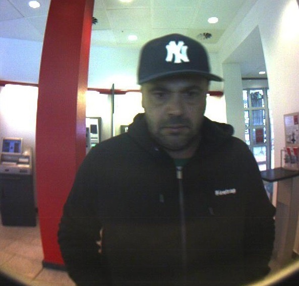 POL-BN: Foto-Fahndung: Unbekannter hob mit gestohlener Bankkarte Geld ab - Wer kennt diesen Mann?