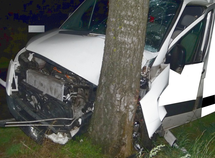 POL-MI: Unter Drogen? Fahrer lenkt Transporter gegen Baum