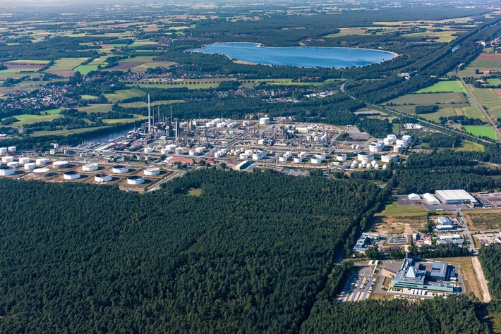 bp Pressemitteilung - 70 Jahre Raffinerie Lingen: bp plant integriertes Energiezentrum bis 2030
