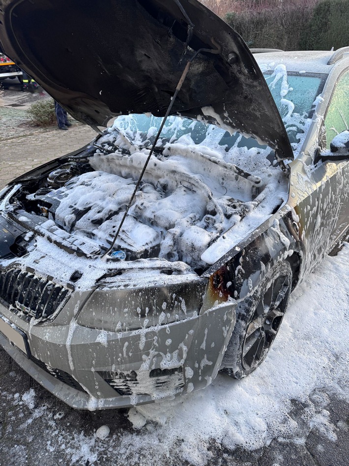 FW Porta Westfalica: 27.12.2025 - Eisbergen: Brand eines PKW vor einer Garage schnell gelöscht