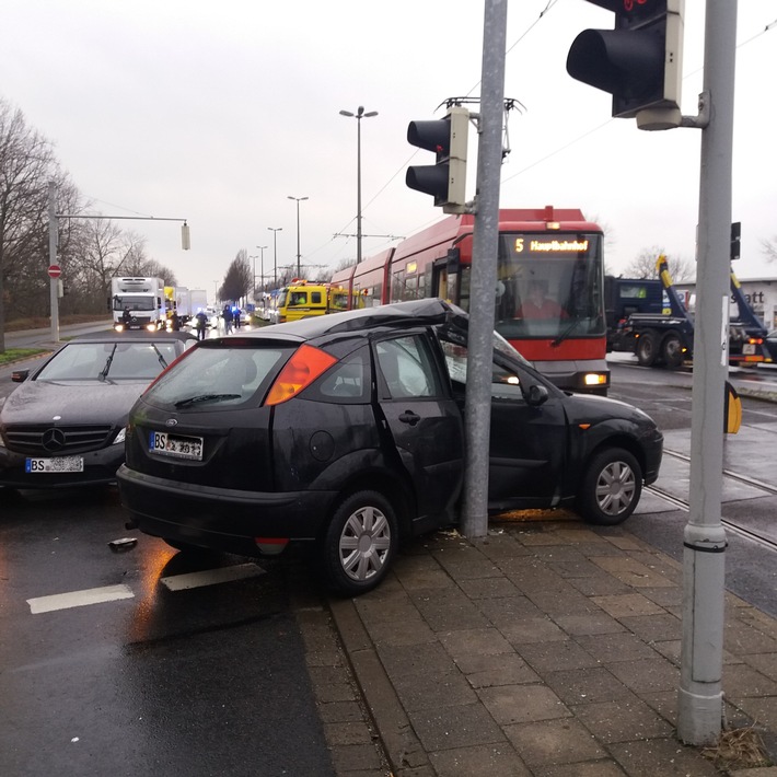 POL-BS: Verletztes Kind bei Verkehrsunfall - Straßenbahnen aus der Weststadt konnten nicht in die Stadt
