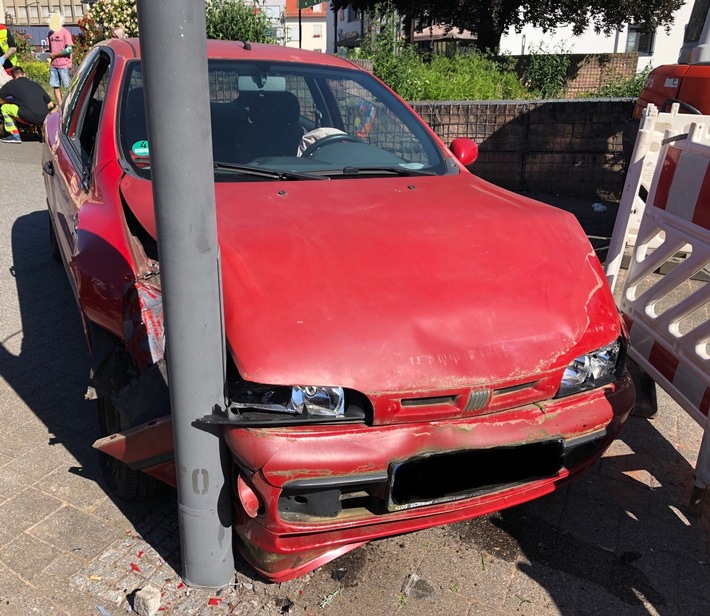 POL-PDPS: Verkehrsunfall endet an Laternenmast