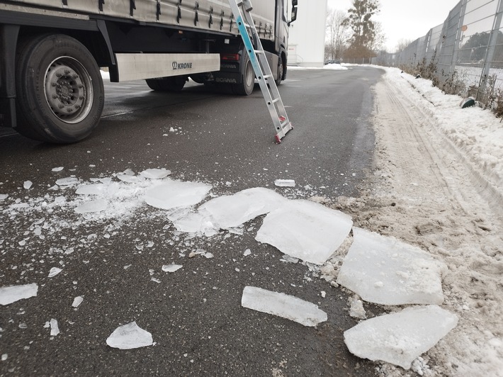 POL-HI: Gefahr durch Eisplatten auf der Autobahn